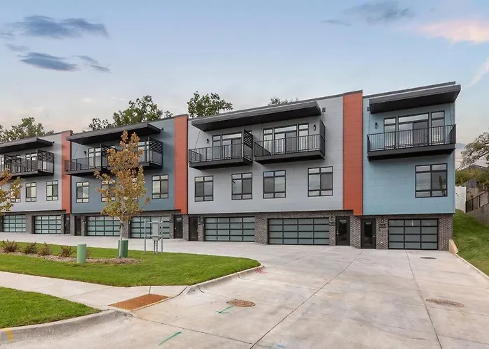 Luxurious Midtown Retreat With Elevator Access