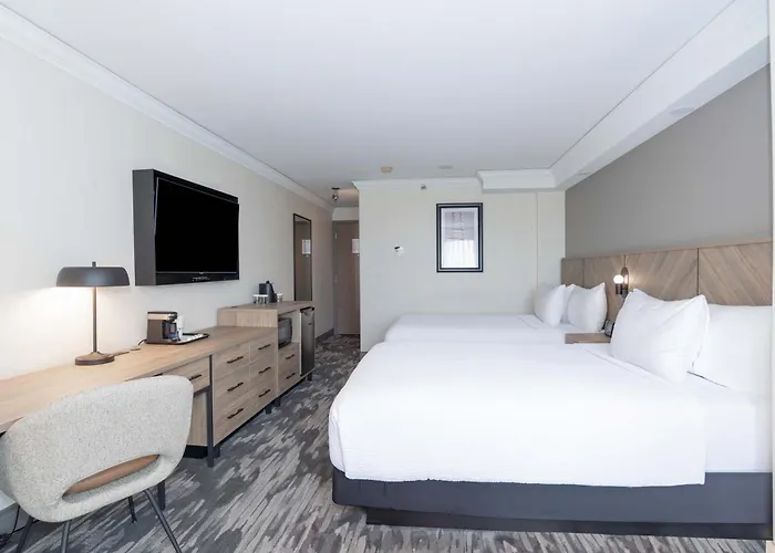Sandman Signature Toronto Airport Hotel