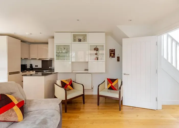 Modern City Centre House With Free Parking