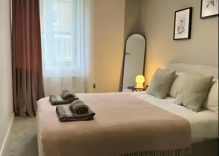City Centre Apartment - 2 Bedroom - Parking - Award Winning Location