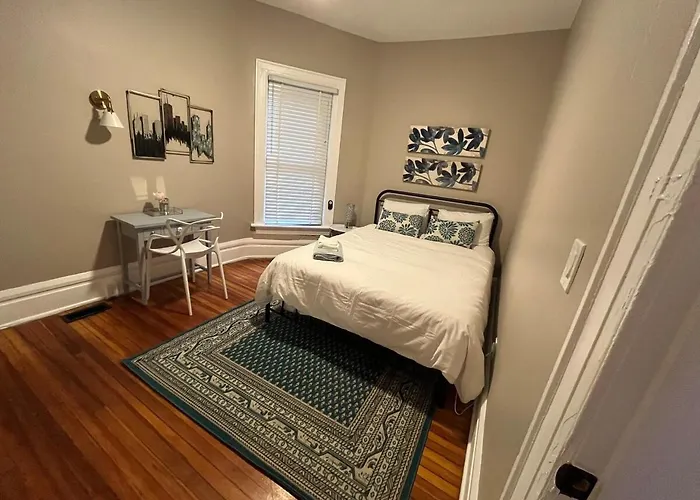 2 Bedroom Totally Renovated And Chic