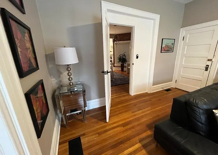 2 Bedroom Totally Renovated And Chic
