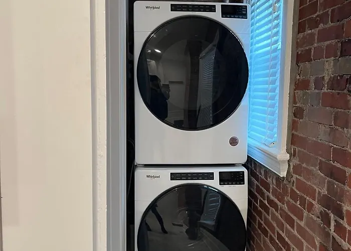 2 Bedroom Totally Renovated And Chic