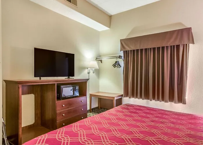 Econo Lodge Inn & Suites Marietta Near Dobbins Arb