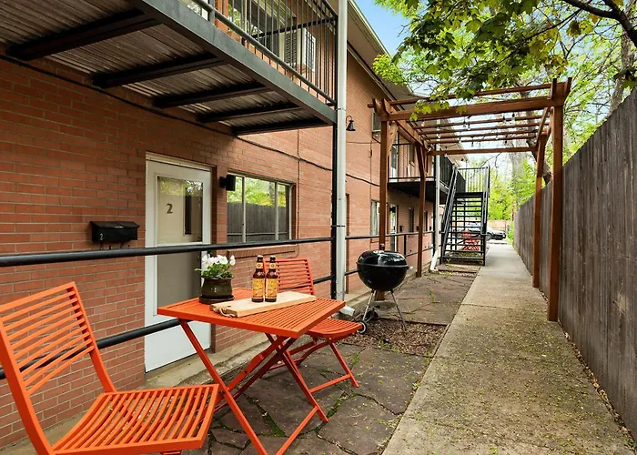Contemporary Condo In The Heart Of Old Town
