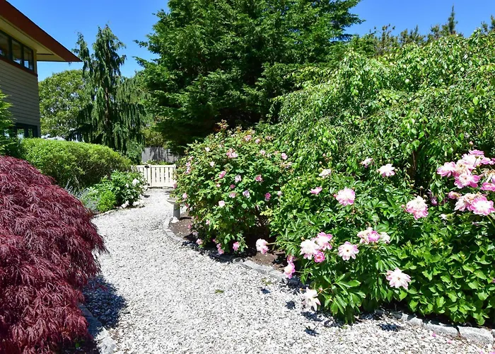 Beautiful Backyard Pool Deeded Beach Rights