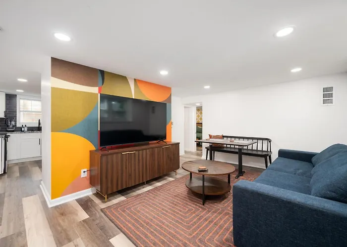 Chic 2-Bed Haven With Vibrant Decor In Se Atlanta