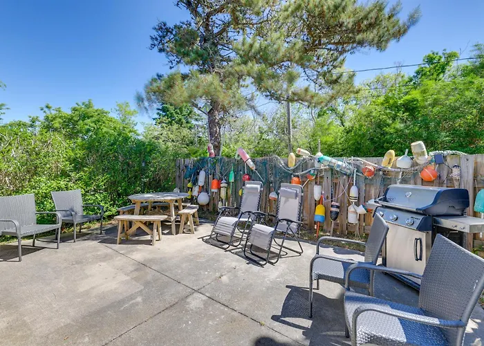 Close To Beach & P-Town! Cottage W/ Bay Views