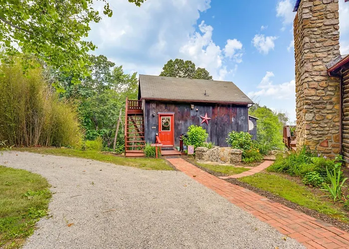 Cozy Luray Cabin W/ Views: Near Hiking Trails!