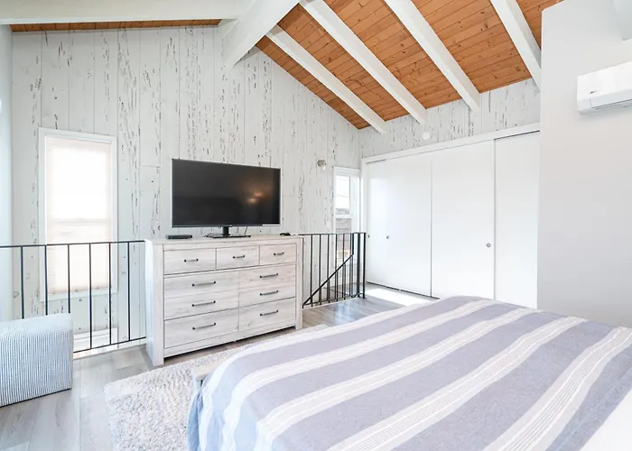 1011 N Bayfront A & B