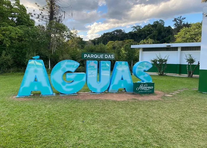 Edificio na rua do Parque das Aguas