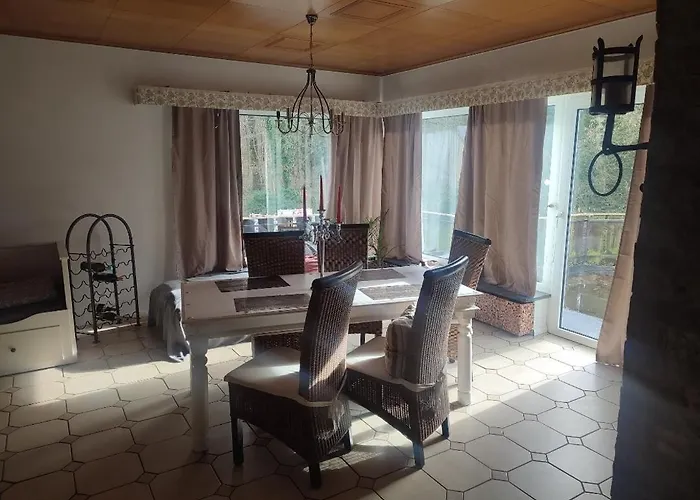 Altes Forsthaus Penthouse&Fachwerkstübchen für Monteure und Firmen am Schiedersee