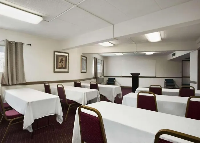 Ramada By Wyndham Pittsburgh/New Stanton