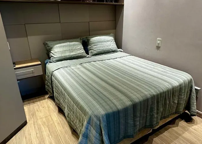 Flat Cosmopolitan Praia no Gonzaga com Varanda - Estacionamento Incluso