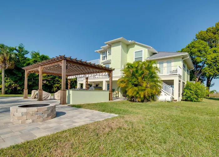 Luxe Spring Hill Home W/ Patio & Dock!
