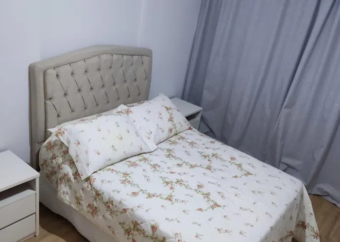 Apartamento mobiliado com ar condicionado em um quarto