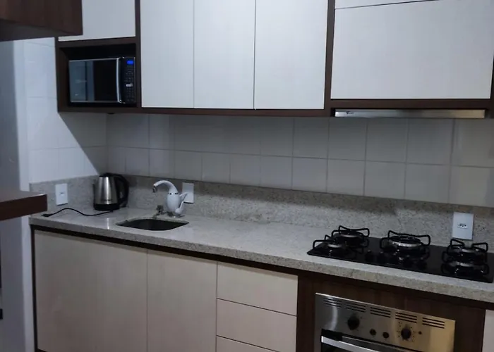 Apartamento mobiliado com ar condicionado em um quarto