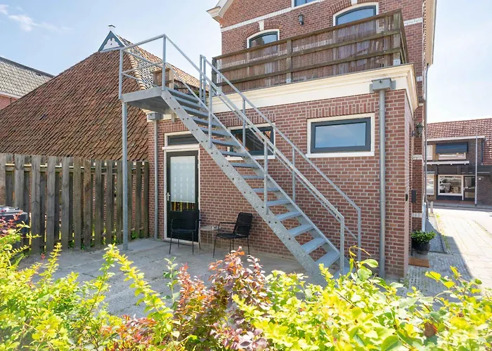 Sfeervol Verblijf In Oude Gemeentehuis Eenrum.