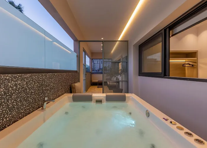 Hot Tub - 5 min to Beaches - Netflix - Full Kitchen