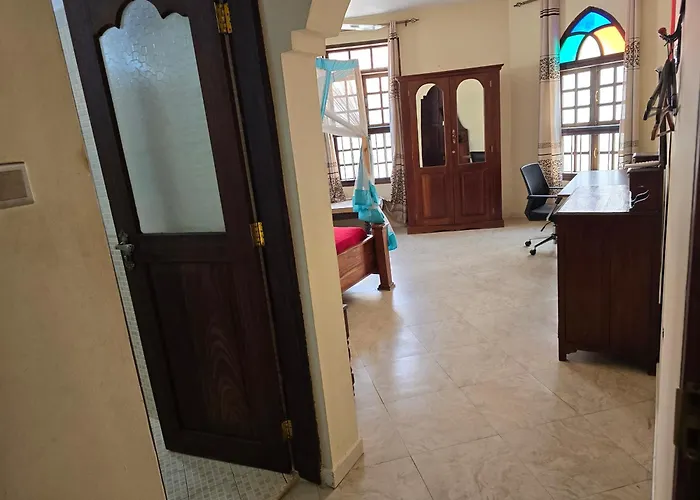 Dhow Palace Hotel