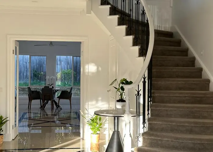 6 Bedrooms House In Kew