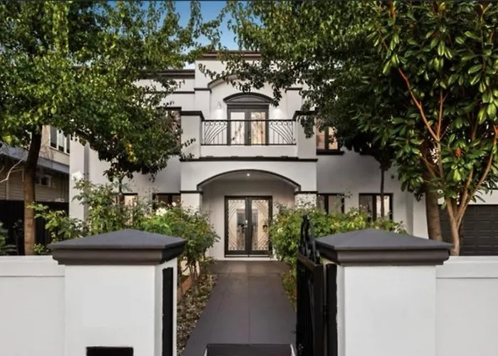 6 Bedrooms House In Kew