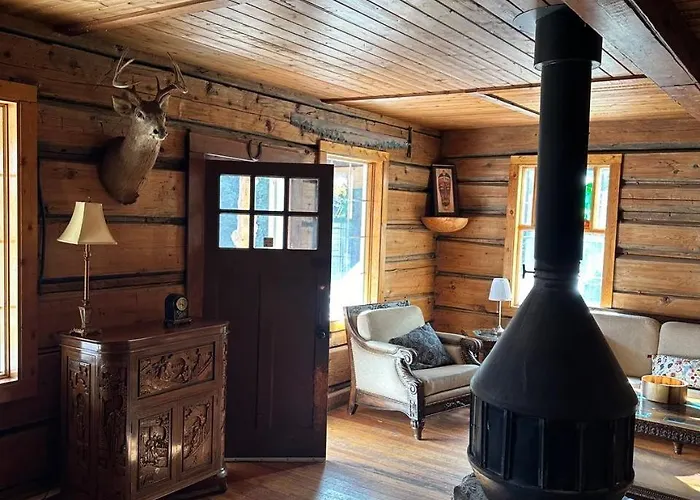 Rustic Beaverfoot Lodge Room N4