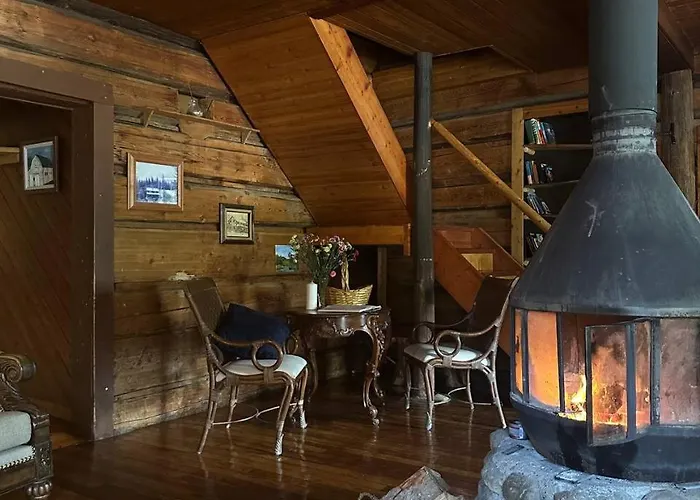 Rustic Beaverfoot Lodge Room N3