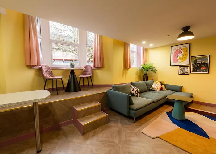 Aaron Wise - 51 Fitzhamon Apartments