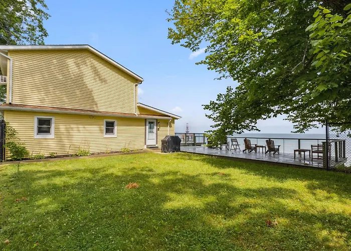 Sunset Haven - Lakeside Retreat In Gotl