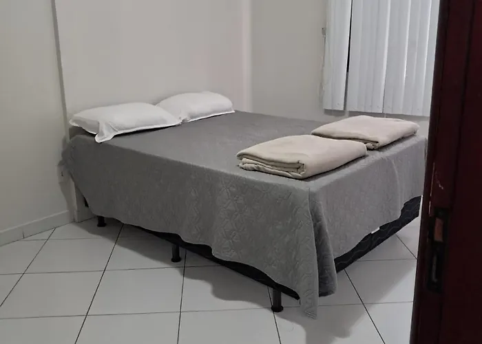 Dois quartos Cozinha completa Wi Fi Self check in com senha Central e perto de tudo a 4,4Km da Rodoviária e 15,4Km do Aeroporto Apartamento 101