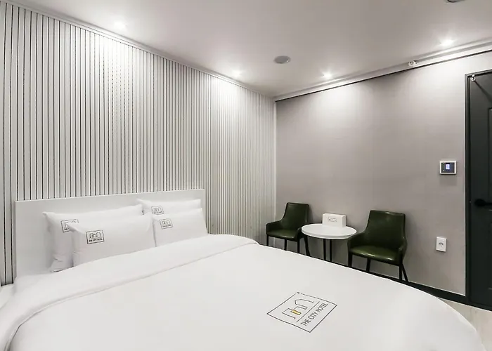 Hotel The City