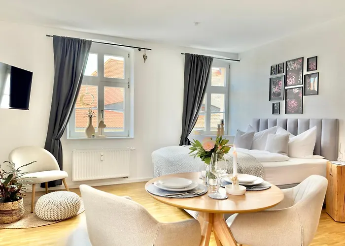 Modernes Appartement ALTE MÄDCHENSCHULE, inkl Stellplatz, E-Bike Ladestation, Boxspringbett, Business, 2 Personen, gratis Kaffee und Tee, WLAN