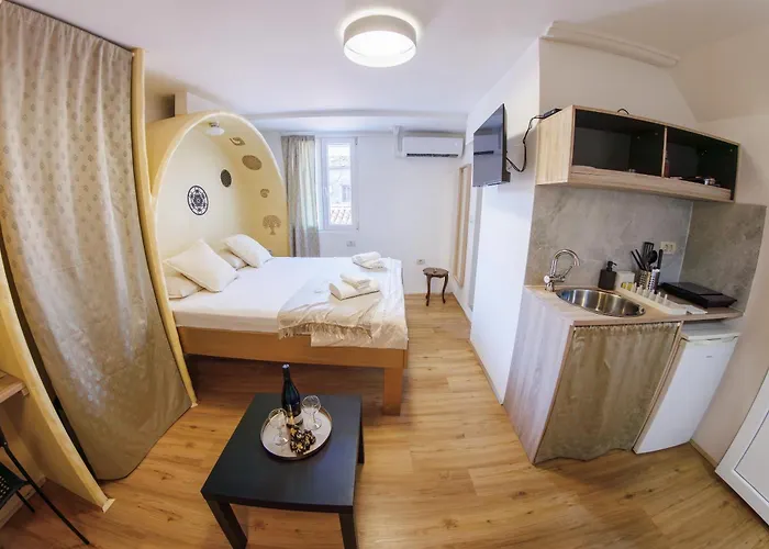 Plutus Apartments And Rooms With Free Parking