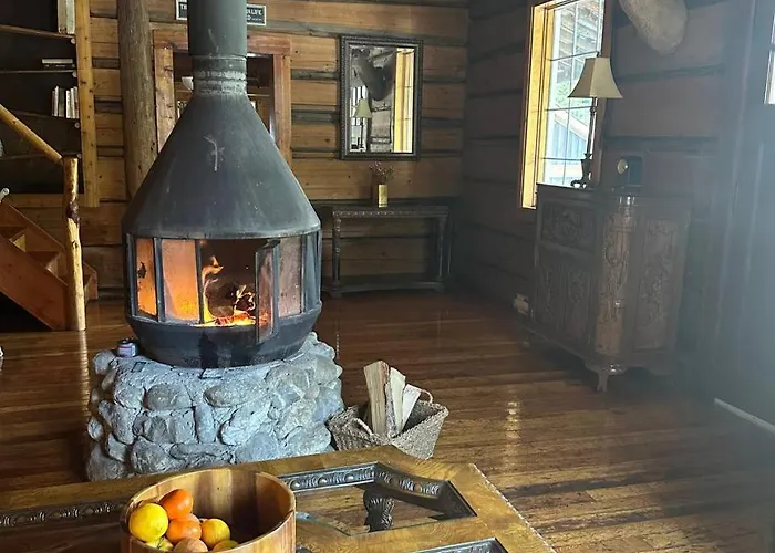 Rustic Beaverfoot Lodge Room N5