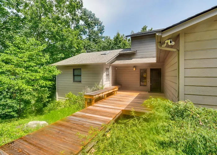 Deck & Mtn Views: Resort Home In Rumbling Bald!