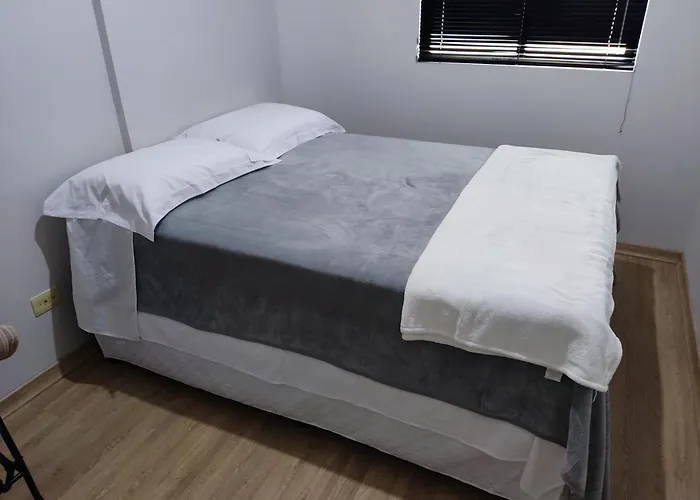 Apartamento mobiliado com ar condicionado em um quarto