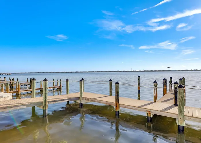 Key Retreat: Bay Views & Private Beach Access