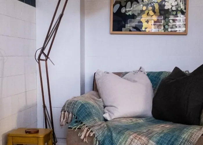 Charming Vintage Flat Near Newtown. 11Am Checkout.