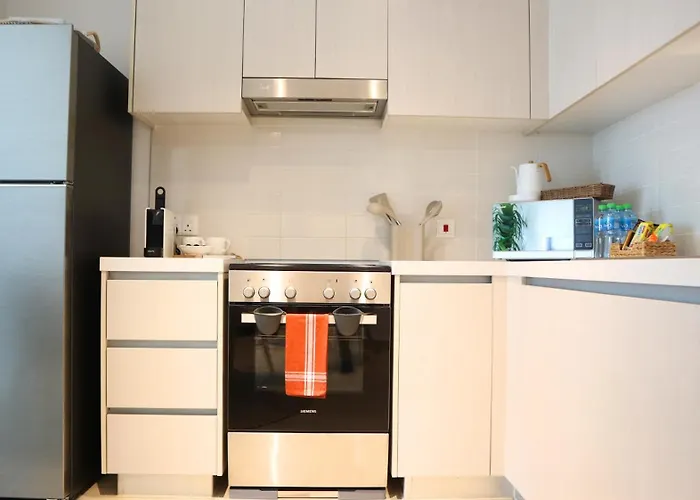 1Br Yas Island - Chic Stay With Pool & Gym