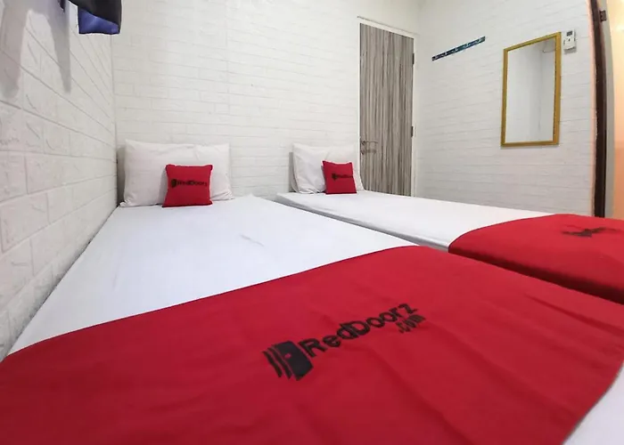 Reddoorz At Luxury Homestay Near Aloha Waru Surabaya