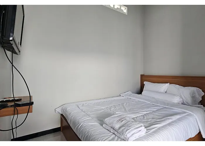 Guest House Saqeena Syariah Near Blitar Park Redpartner