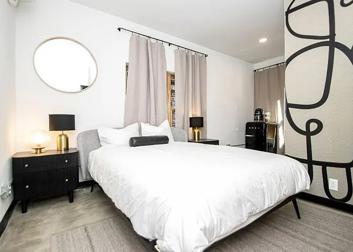 Steps To Bathhouses, Restaurants, Heart Of Downtown, Room # 301