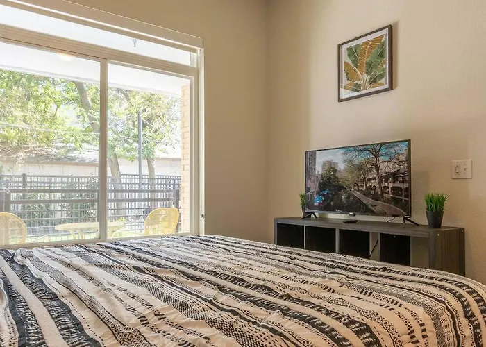 Beautiful Riverwalk Apt With Full Amenities, King Bed & Free Parking