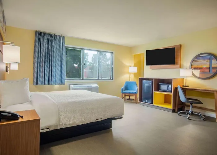 Days Inn & Suites By Wyndham Waterloo