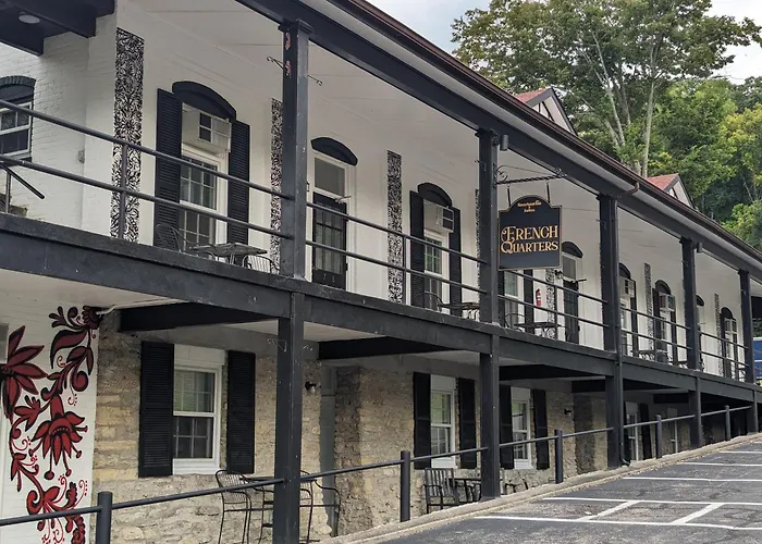 Riverboat Inn & Suites