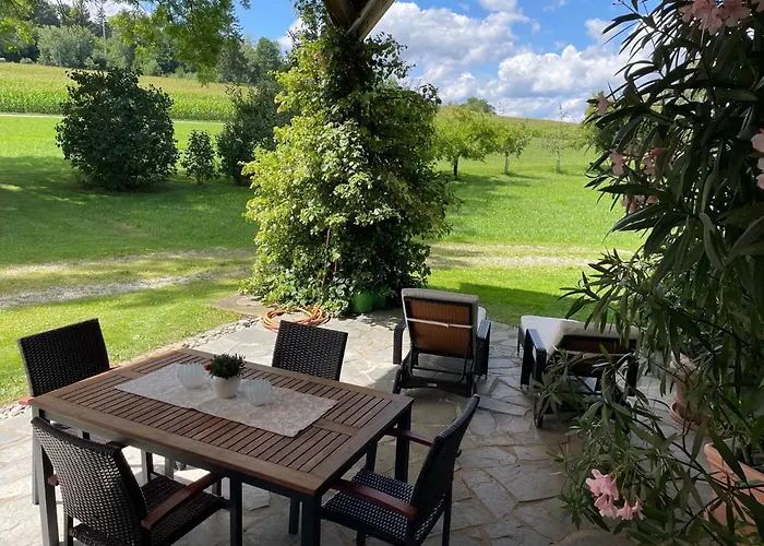 Ferienwohnung mit großzügiger Terrasse und Blick in die Natur