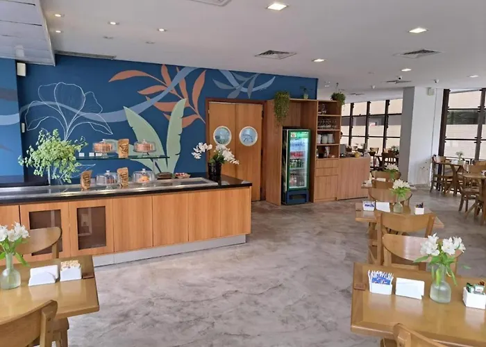 Flat Cosmopolitan Praia no Gonzaga com Varanda - Estacionamento Incluso
