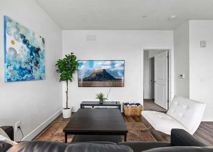 Gorgeous Central City 2Bd 2Ba