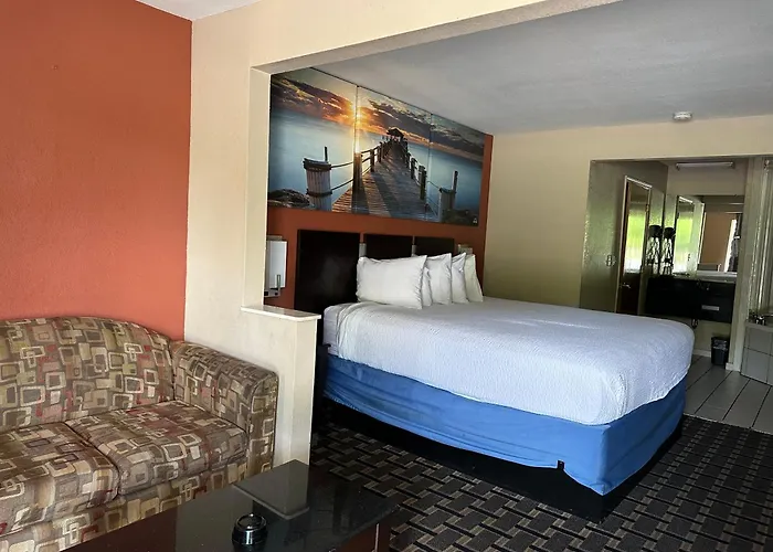 Days Inn & Suites By Wyndham Pine Bluff
